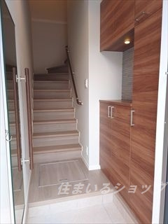 広島市安佐北区可部南２丁目のアパートの玄関|大型シューズボックス・姿見ミラー・手すりあり