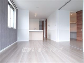 広島市安佐北区可部南２丁目のアパートの居間・リビング|人気の対面キッチン