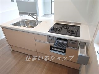 広島市安佐北区可部南２丁目のアパートのキッチン|３口ガスコンロ・グリル付きシステムキッチン