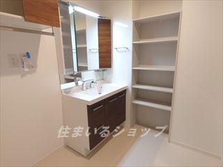 広島市安佐北区可部南２丁目のアパートの洗面所|三面鏡付きシャンプードレッサー