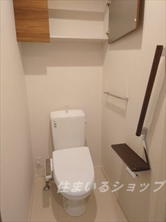 広島市安佐北区可部南２丁目のアパートのトイレ|シャワートイレ・手すり・収納棚あり