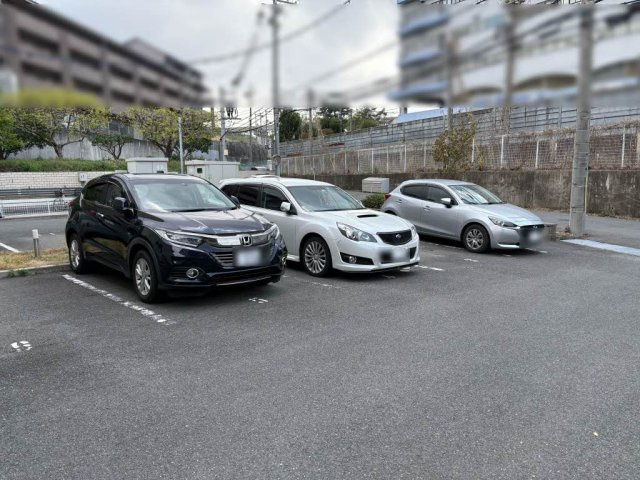豊川モリハイツA棟の駐車場