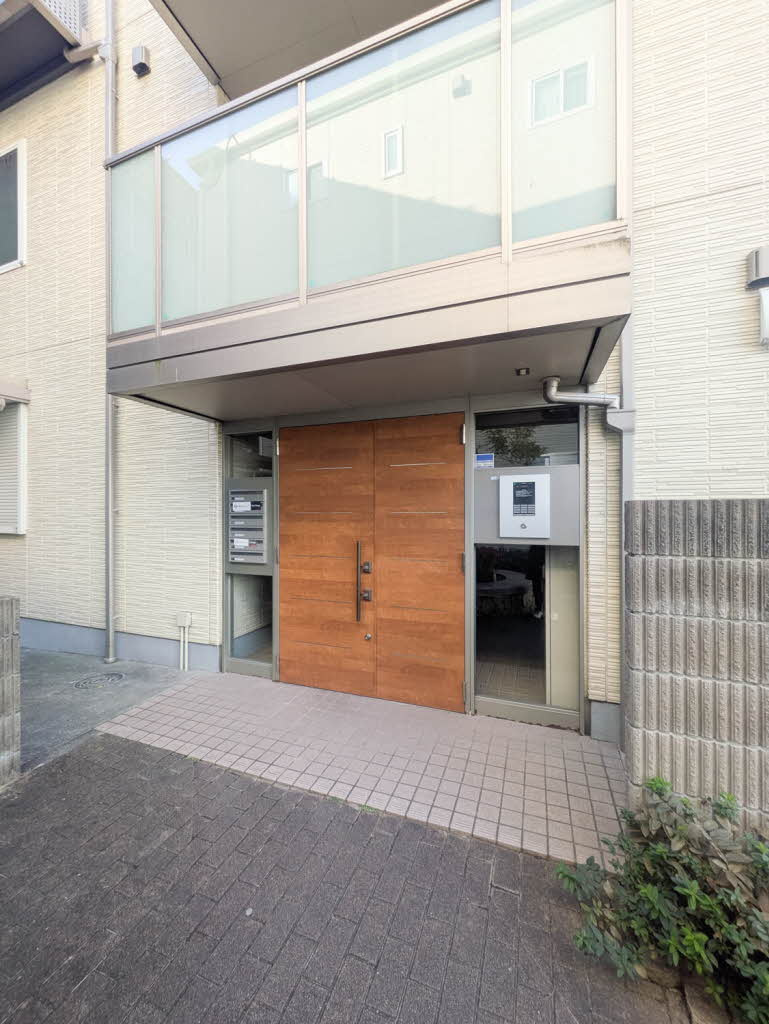 豊川モリハイツA棟のエントランス