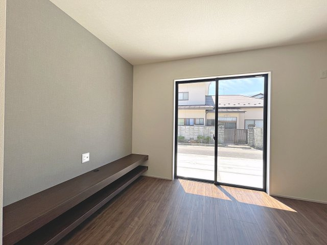 新築戸建・新築建売　福島市渡利第6　渡利小・渡利中の居間・リビング|太陽の日差しが気持ちの良いリビングは広々としているので家具を設置してもゆとりがあります！