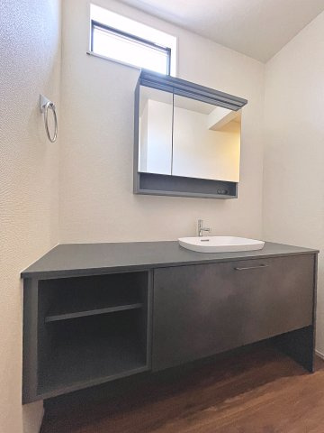 新築戸建・新築建売　福島市渡利第6　渡利小・渡利中の洗面所|ワイドカウンターの洗面台はおしゃれかつ使い勝手がいい！物が置きやすく身支度もスムーズです！
