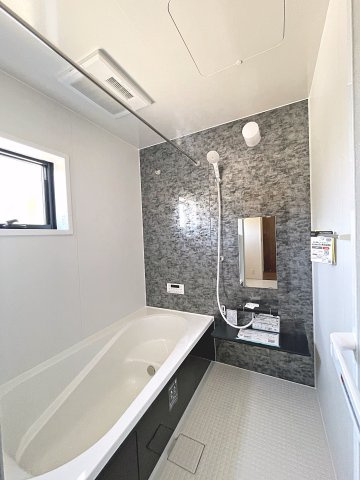 新築戸建・新築建売　福島市渡利第6　渡利小・渡利中の浴室|浴室乾燥機付き＆小窓付きなのでカビの発生を抑制！浴室を清潔に保つことができます！