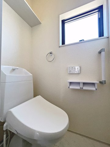 新築戸建・新築建売　福島市渡利第6　渡利小・渡利中のトイレ|白を基調としており小窓で換気ができるので清潔感のある空間。ペーパーホルダーが2つあるのも便利です！