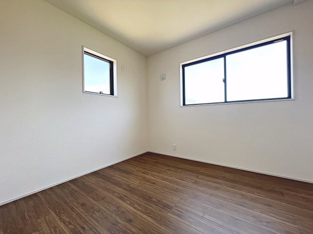新築戸建・新築建売　福島市渡利第6　渡利小・渡利中の洋室|4.5帖の洋室は自然光が長時間入る2面採光で明るく気持ちの良いプライベート空間です！