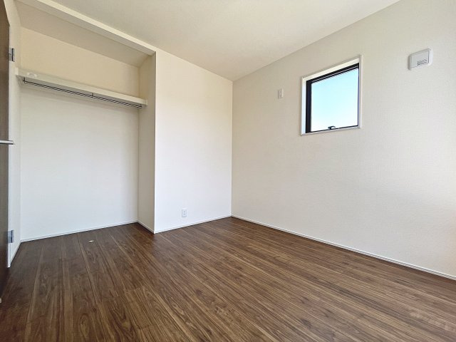 新築戸建・新築建売　福島市渡利第6　渡利小・渡利中の洋室|4.8帖の洋室はバルコニーに面しており南側の窓から太陽の日差しが入る明るいお部屋です！