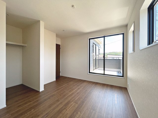 新築戸建・新築建売　福島市渡利第6　渡利小・渡利中の洋室|WIC付きで収納豊富！こちらからバルコニーへの出入りが可能です！