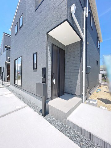 新築戸建・新築建売　福島市渡利第6　渡利小・渡利中の玄関|モニター付きインターホンで訪問者を確認できるので、防犯対策やプライバシー保護など安心です！