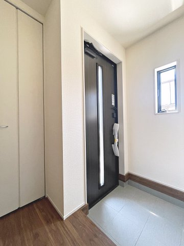 新築戸建・新築建売　福島市渡利第6　渡利小・渡利中の玄関|大容量のシューズボックスがあり収納豊富な玄関スペース。玄関ドアから日差しが入り明るいです！