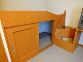 落ち着いた色調の寝室です