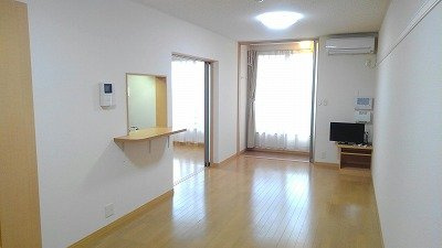 【居間・リビング】 | レオパレスアイコート川南 | 備品や設備仕様は号室等により異なります現地をご確認ください。