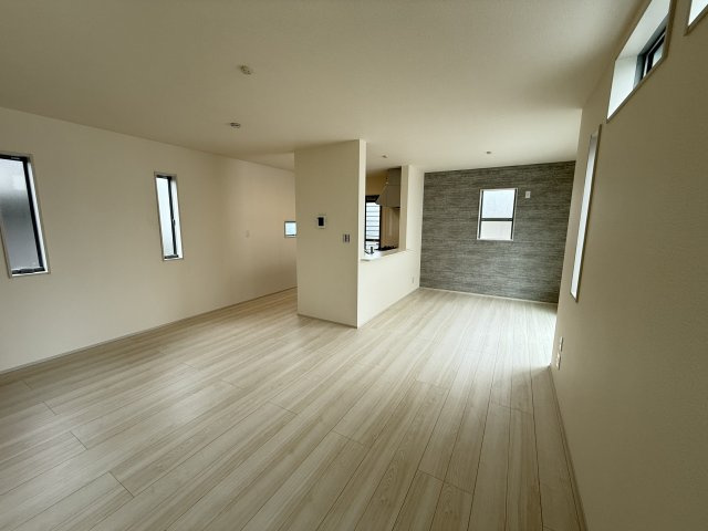 第５沼田市高橋場町　新築戸建　２号棟の居間・リビング|カウンターキッチンなのでお料理をしながら会話もできます。
夕食の支度をしながら、お子様の様子も見られて自然と会話も増えますよ♪
