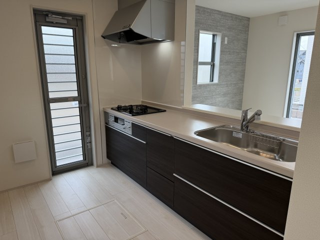 第５沼田市高橋場町　新築戸建　２号棟のキッチン|人気のカウンターキッチン採用です☆ゴミ出しに便利な勝手口付き！
コンロも３口ご用意しています！調理スペースも広くストレスなくお料理できます。
浄水器つきなので美味しいお水も飲めますよ♪