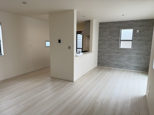 第５沼田市高橋場町　新築戸建　２号棟の居間・リビング|人気の対面式キッチンを配した空間はお好みの家具も合わせやすく、家族がくつろぐ快適な空間造りをサポート。窓からは明るい陽光が差し込みます。