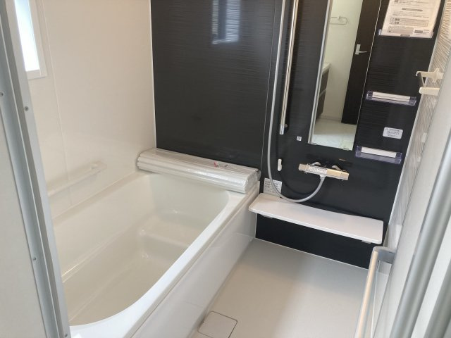 第５沼田市高橋場町　新築戸建　２号棟の浴室|１坪タイプのフルオートバスです！
足を延ばして入れる広さなので一日の疲れも癒されますよ♪
室内物干しや浴室乾燥機もあるのでお天気の悪い日にはランドリースペースとしてもご利用できます！
