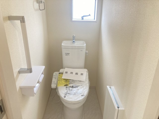 第５沼田市高橋場町　新築戸建　２号棟のトイレ|1階トイレです。清潔感のある白を基調としています。
温水洗浄・便座暖房機能の付いた快適なトイレです☆