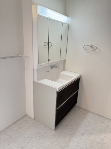 第５沼田市高橋場町　新築戸建　２号棟の独立洗面台|シャワー水栓付き洗面台で朝の身支度もバッチリです！
洗面台には収納スペースもあり洗面室もすっきり片付きますよ！