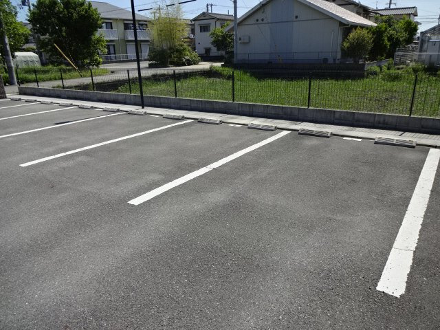 クレスト玉手の駐車場