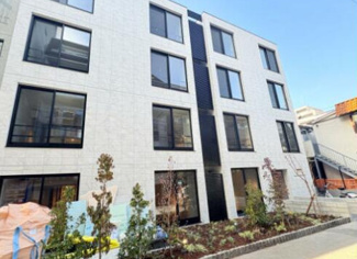 【外観】 | 新築！鉄筋コンクリート造のがっちりとした建物。