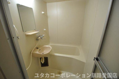 【浴室】 | ◆収益物件◆富士マンション浪花　411号室 | 清潔感のある、コンパクトで使いやすいバスルーム☆