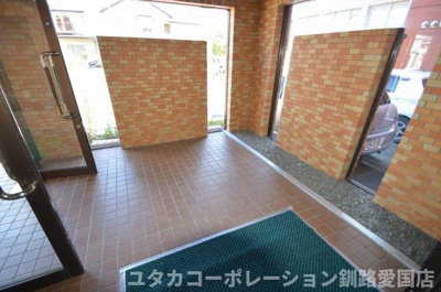 【エントランス】 | ◆収益物件◆富士マンション浪花　411号室 | 自然光が差し込む、明るく清潔な風除室☆