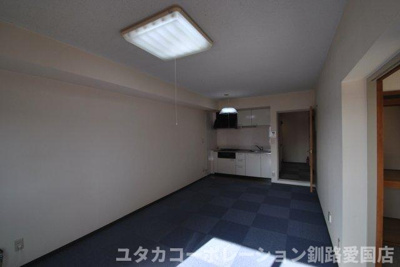 【居間・リビング】 | ◆収益物件◆富士マンション浪花　411号室 | キッチン併設の使いやすいリビング♪