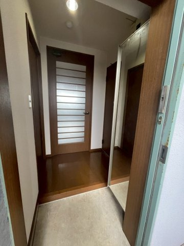 久留米市津福本町の賃貸マンションの玄関