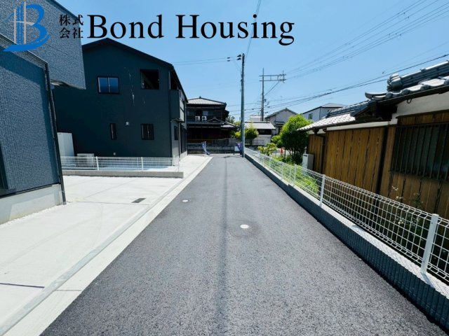全3区画　LDK20.5帖で広々　魚住町中尾　2号棟　新築戸建の前面道路含む現地写真