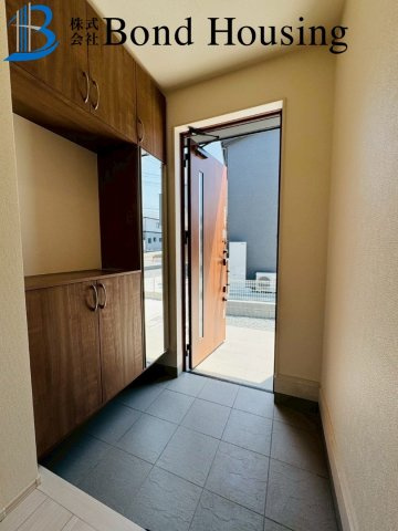 全3区画　LDK20.5帖で広々　魚住町中尾　2号棟　新築戸建の玄関