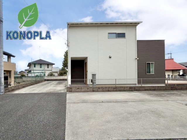 【中古戸建】足利市若草町の外観|■外観｜周囲の見渡しが良く、車の出入りの際も安全確認がしやすいため、小さなお子様がいるご家庭でも安心です。