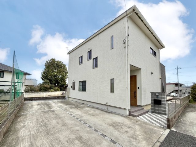 【中古戸建】足利市若草町の外観|■外観｜急な来客時に嬉しい駐車4台可能の広々とした駐車スペース！お買い物後もスムーズにお荷物を運べます♪