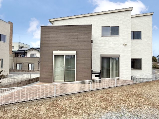【中古戸建】足利市若草町の外観|■外観｜南西側のお庭なので暗くなりがちな夕方も明るい印象にしてくれます♪道路から離れたお庭なのでお子様が外で遊ぶ際も安心です♪リビングからお庭が見える子育て世帯にも嬉しい設計です♪