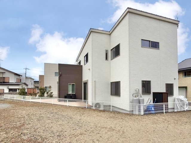 【中古戸建】足利市若草町の外観|■外観｜室内の隅まで陽射しが差し込みやすい全居室南向き♪前面棟が無いので日当たりバッチリです♪