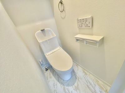 【完成予想図】 | 都立大学1棟 | TOTOのウォシュレット一体型トイレの2台を採用、フチなし形状・継ぎ目がなくお掃除がしやすく、トルネード洗浄で汚れを落とします