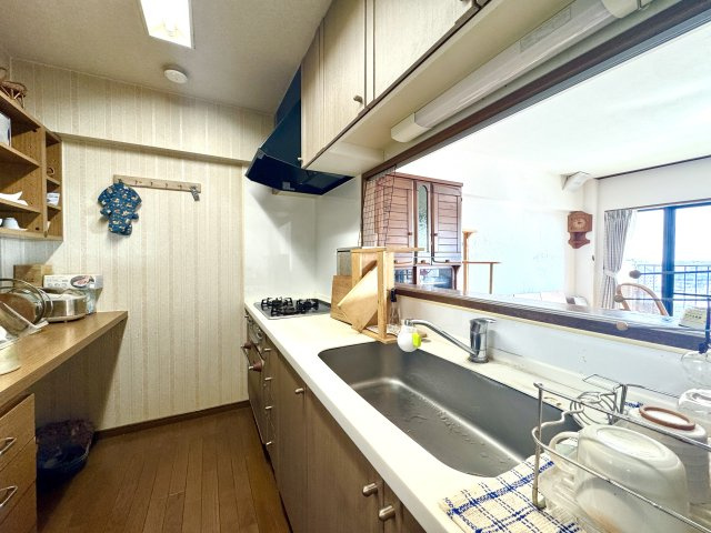 いなんば山ホームズのキッチン|お天気の良い日は海まで見えます！景色を楽しみながらお料理の腕を振るえます！