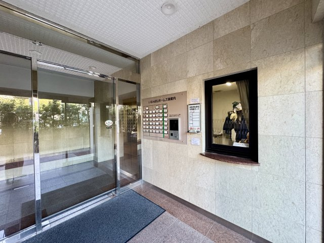 いなんば山ホームズのエントランス|清潔感あるエントランス。スロープもあります。