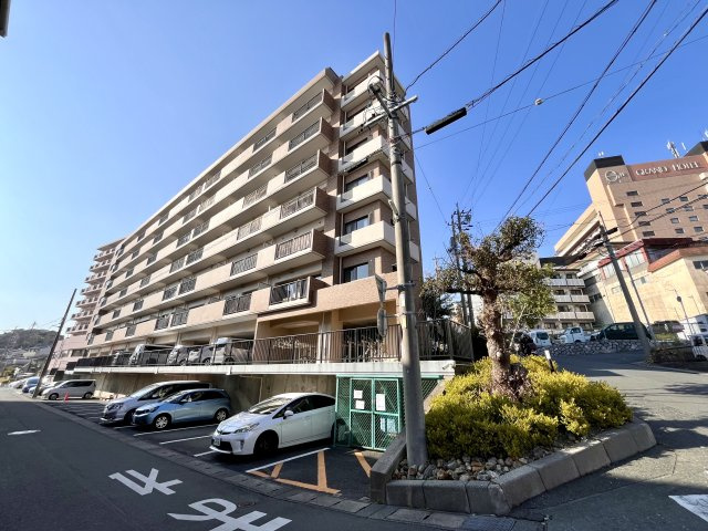 いなんば山ホームズの外観|高台に建ち、四季を感じる静かな環境です。