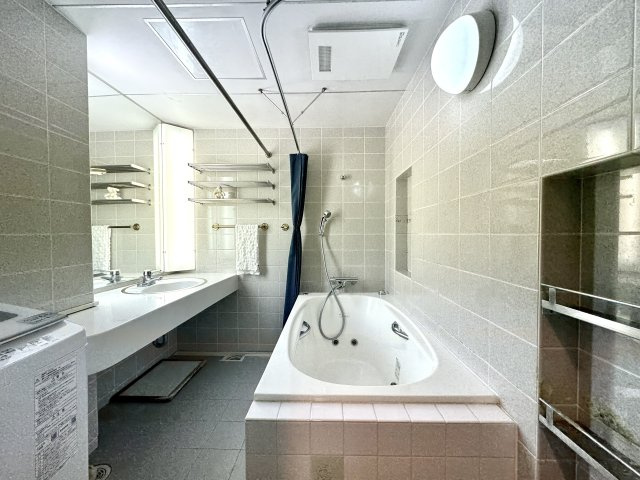 いなんば山ホームズの洗面所|洗面室とバスルームが一体のお部屋。洗い場がないので掃除の煩わしさが解消されます。洗面台や鏡も大きく使い勝手も良いです！