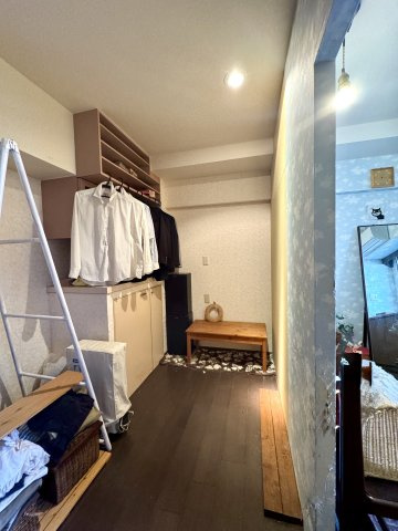 いなんば山ホームズの収納|シューズクロークへ繋がるウォークインクローゼットです！衣装に着替え靴を履いてお出かけ♪素敵なライフスタイルが目に浮かびますね！