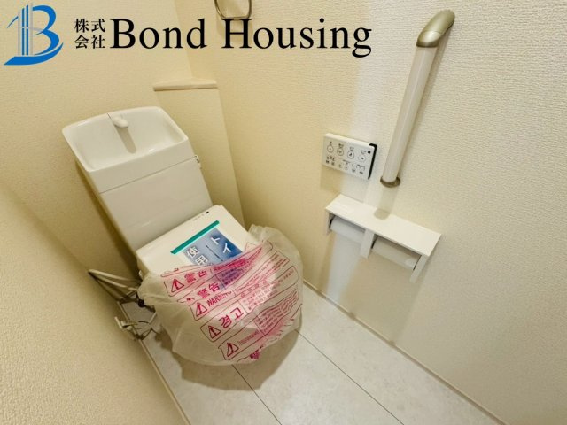 2way可能　並列2台駐車可能　魚住町中尾　全2棟　1号棟のトイレ