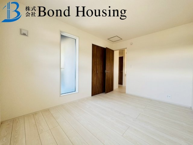 全3区画　全居室南向き陽当たり良好　魚住町中尾　3号棟　新築戸建の洋室