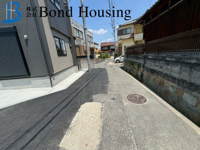 全3区画　全居室南向き陽当たり良好　魚住町中尾　3号棟　新築戸建の前面道路含む現地写真