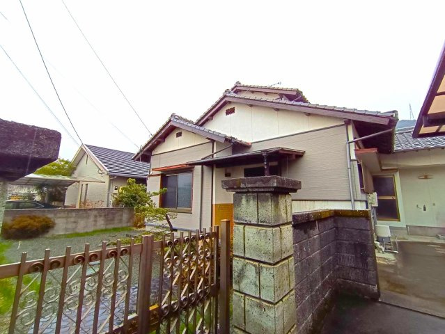西条市洲之内甲354-4　中古戸建の外観|前面には並列で駐車２台可のスペースを確保しており、お車でのアプローチもスムーズな外観です。陽当り良好な南庭が建物の前面に広がり、緑豊かな植栽を施すことでさらに引き立つポテンシャルを持っています
