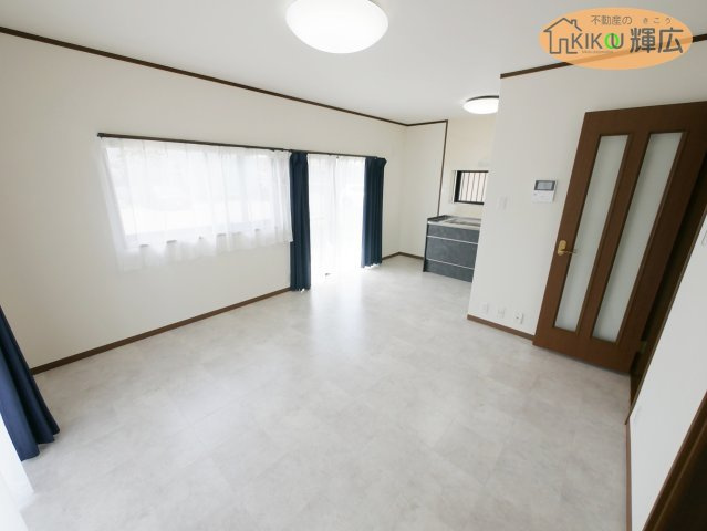 姫路市勝原区宮田　中古戸建の居間・リビング|クロス、床張替