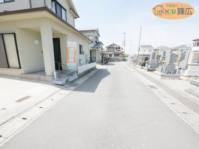 【前面道路含む現地写真】 | 姫路市勝原区宮田　中古戸建 | 前面道路５ｍ