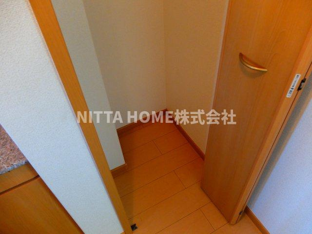 丹波市氷上町市辺のアパートの内装|ホールにも収納が付いています！