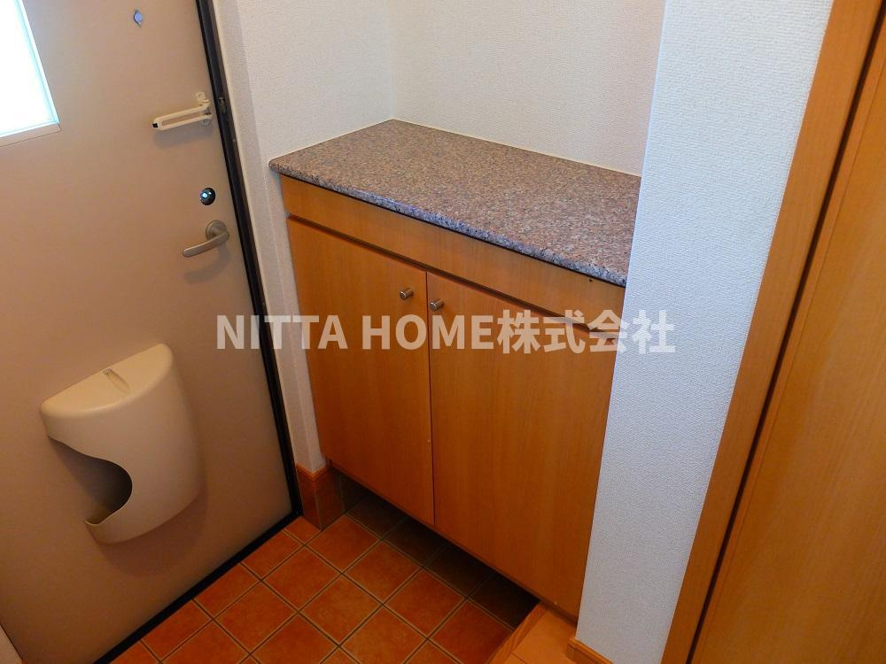 丹波市氷上町市辺のアパートの玄関|シューズボックス付きで靴の整理整頓もバッチリ◎